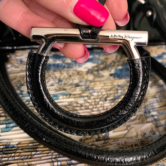 🔥Ferragamo Gancini Black Patent Leather Handbag🔥 - Picture 12 of 15